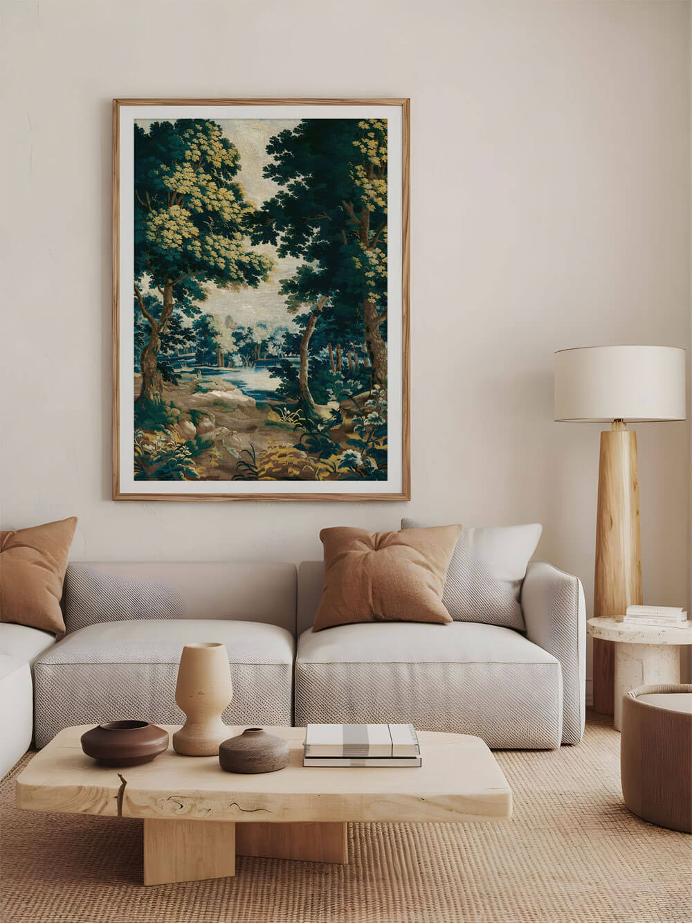 Ein kunstvolles Rokoko-Tapisserie-Poster mit detailliertem Landschaftsmotiv, eingerahmt und über einem beigen Sofa in einem modernen Wohnzimmer aufgehängt, das in natürlichen Tönen gestaltet ist.