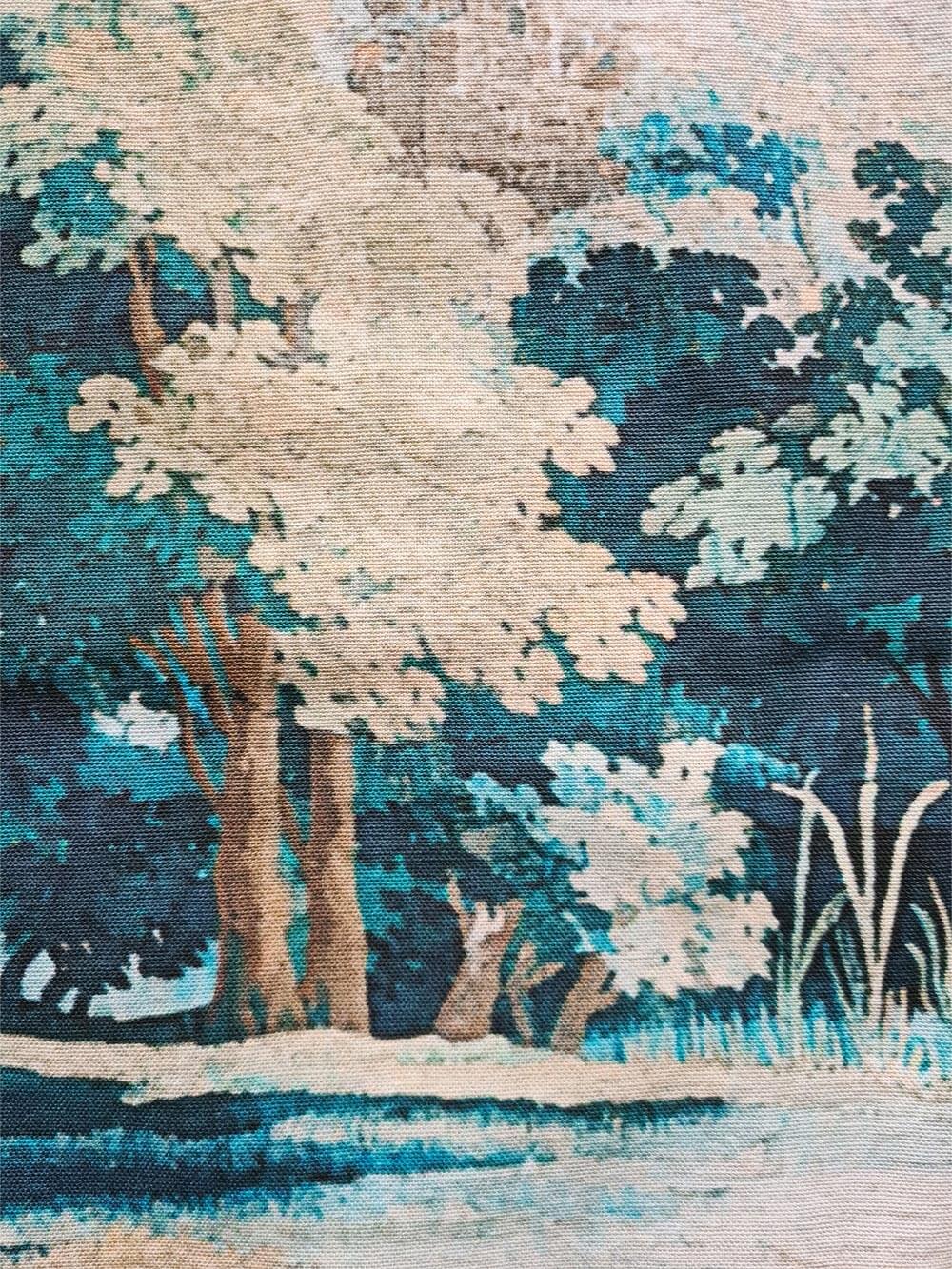 Detailaufnahme des Verdure-Wandteppichs mit strukturierter Stoffoberfläche. Die grüne Laublandschaft mit feinen Blättern und Ästen zeigt die hohe Qualität des Drucks auf Textil. Perfekt für einen luxuriösen Vintage-Look in klassischen und modernen Räumen.