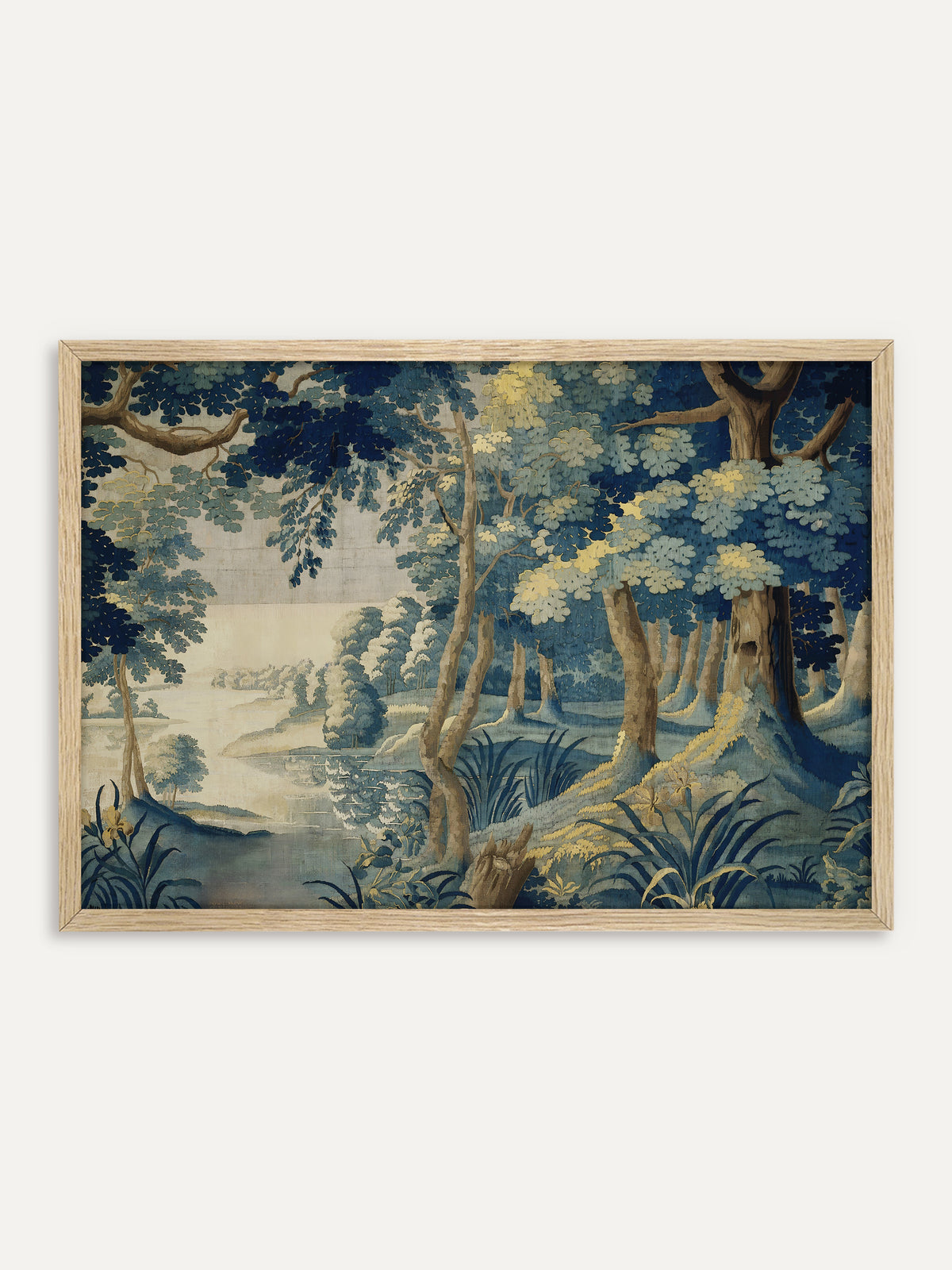 Kunstdruck, der einen Waldsee im Stil eines alten Wandteppichs mit hohen Bäumen in Indigo, Blau und Gelb sowie Schilf und gelber Iris am Ufer zeigt. Im Rahmen aus hellem Holz wirkt das Vintage-Motiv hell und luftig. #Rahmen_Helles Holz