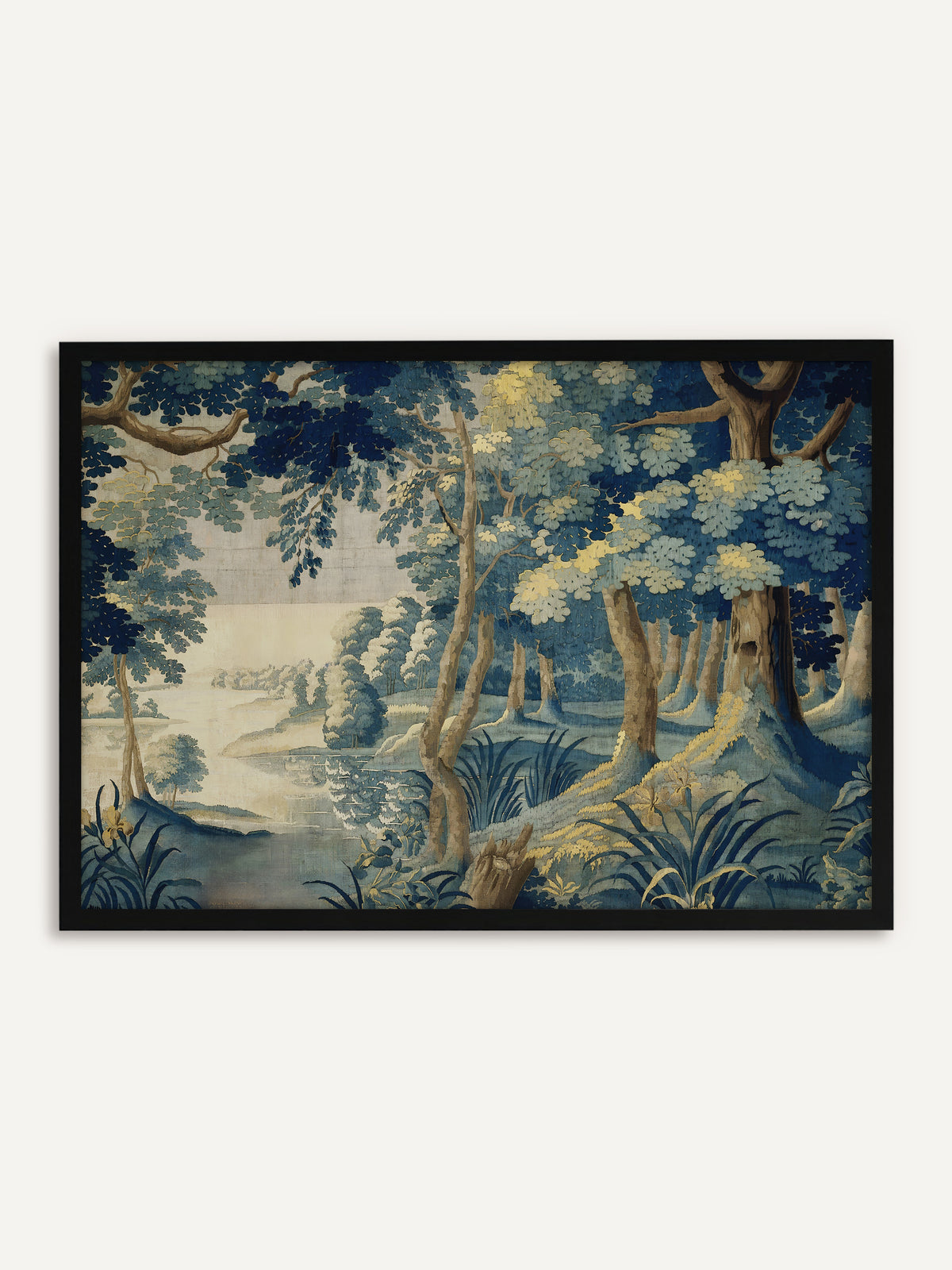 Gerahmtes Poster, das einen Waldsee im Stil eines alten Wandteppichs mit hohen Bäumen in Indigo, Blau und Gelb sowie Schilf und gelber Iris am Ufer zeigt. Mit schwarzem Rahmen wirkt die barocke Verdure klar und modern. #Rahmen_Schwarz