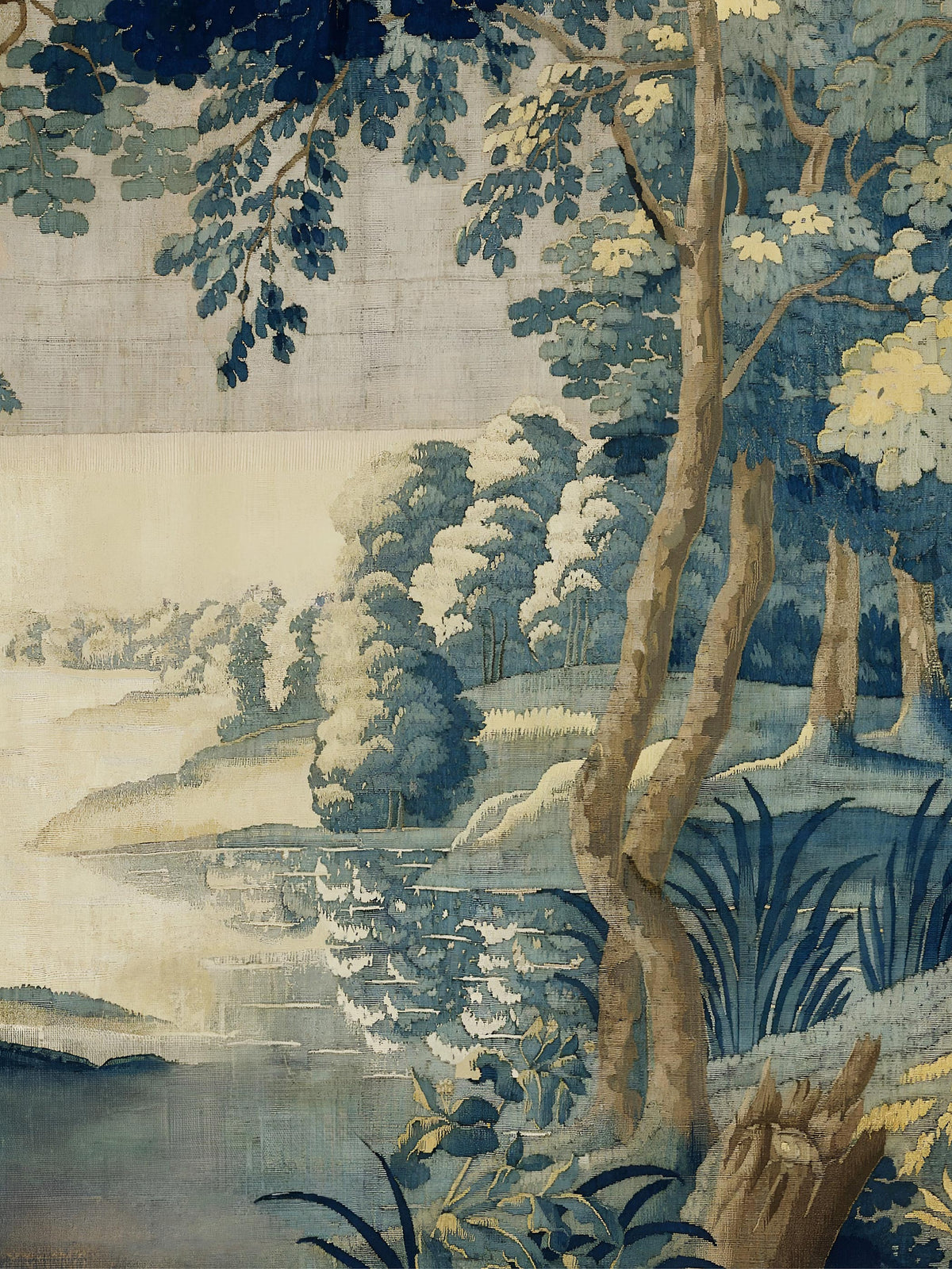 Nahaufnahme des Kunstdrucks mit gewebtem Laub in Blau und Gelb, schlanken Baumstämmen, Schilf und dem stillen See. Die feine Textilstruktur des alten Wandteppichs ist im Druck deutlich zu sehen.