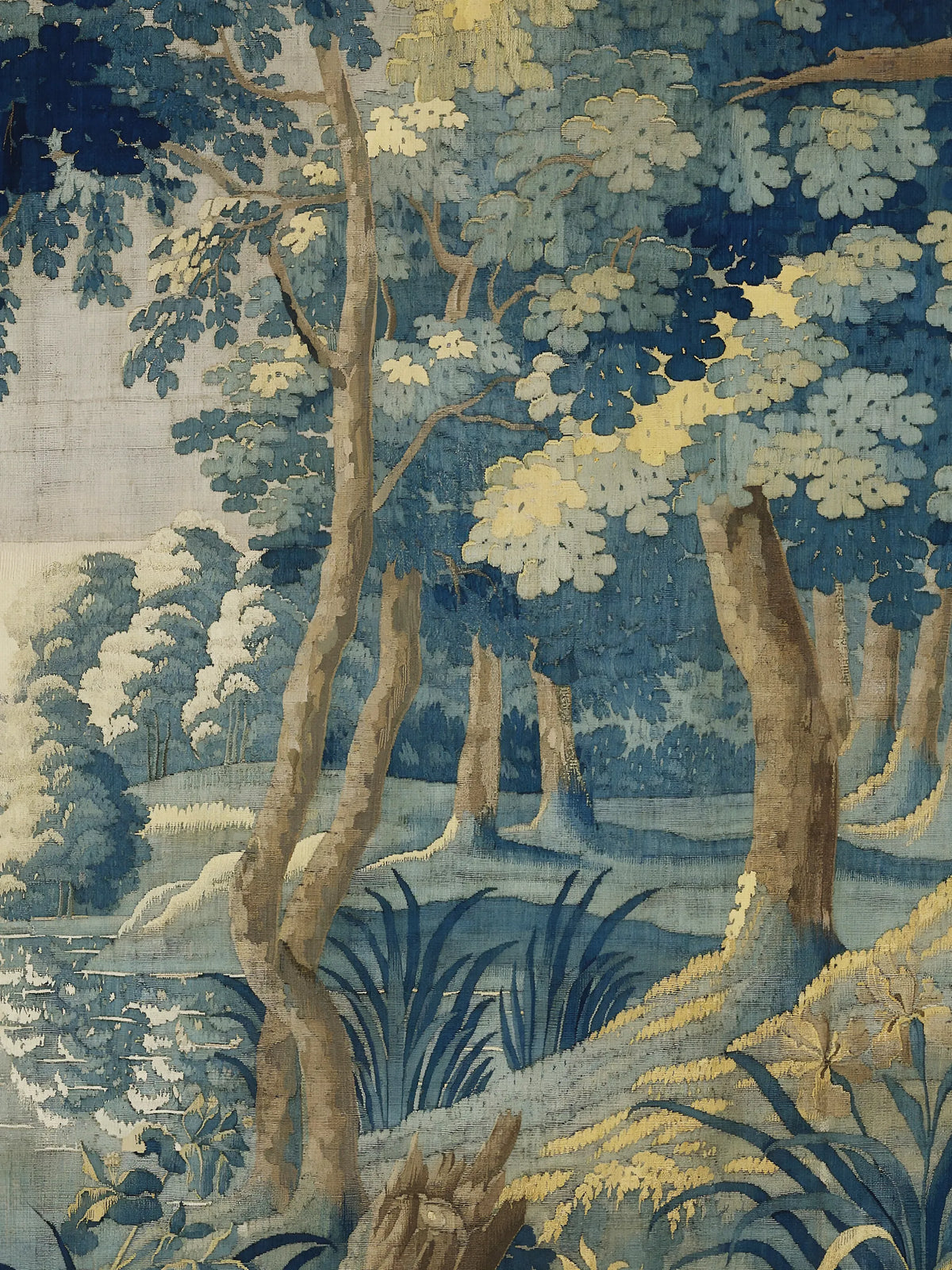 Detail des Leinwandbilds nach einer Verdure: gewebte Blätter in Blau und Gelb, schlanke Baumstämme, Schilf und Wasser am Seeufer