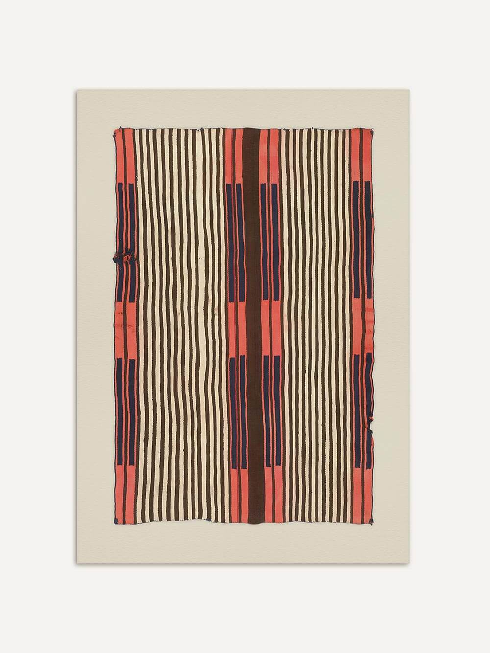 Textiler Kunstdruck mit vertikalem Streifenmuster in Creme, Schwarz, Koralle und Dunkelblau auf hellem Hintergrund. Das grafische Wandbild zeigt eine handgewebte Anmutung und eignet sich als ruhiger Akzent für moderne, minimalistische Wohnräume.