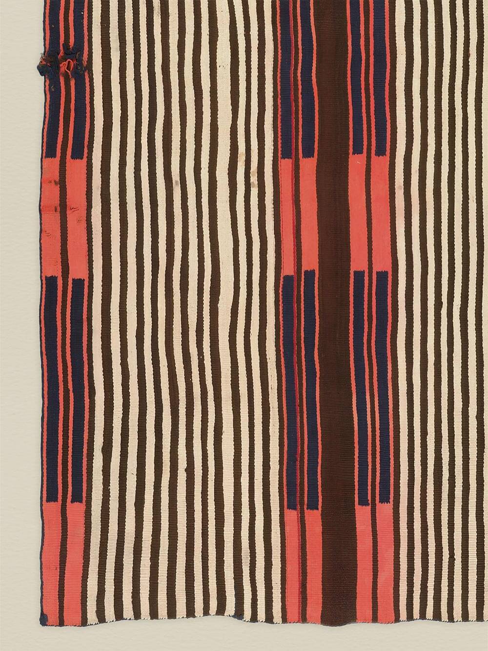 Nahaufnahme eines Kunstdruck mit textilen Motiv mit feinen Webstrukturen, unregelmäßigen Kanten und sichtbaren Fasern. Die Detailansicht betont die handwerkliche Ästhetik und unterstreicht den Charakter des Kunstdrucks im Stil von Textile Art und Wabi Sabi.