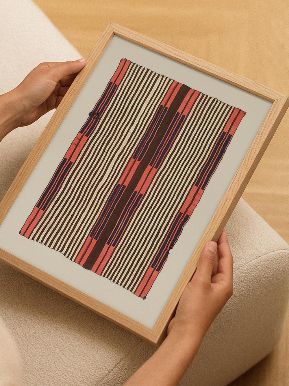 Der gerahmte Kunstdruck wird in den Händen gehalten und zeigt das textile Motiv in Originalproportion. Diese Szene vermittelt Größe, Materialwirkung und die feine Struktur des Posters und hilft bei der Vorstellung als Wandbild im eigenen Zuhause.