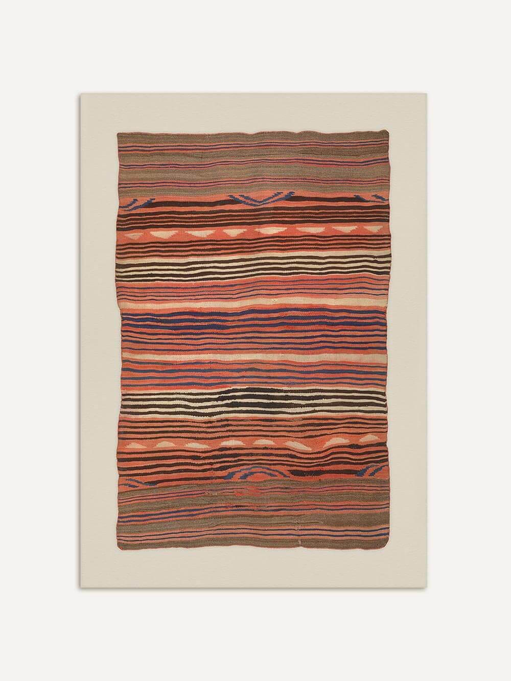 Abgebildet ist ein vertikaler Kunstdruck mit gestreiftem Textilmotiv in warmen Rot-, Braun- und Blautönen auf hellem Hintergrund. Das ethnisch inspirierte Wandbild erinnert an handgewebte Stoffe und eignet sich als dekorativer Poster-Akzent für ruhige, natürliche Wohnräume.