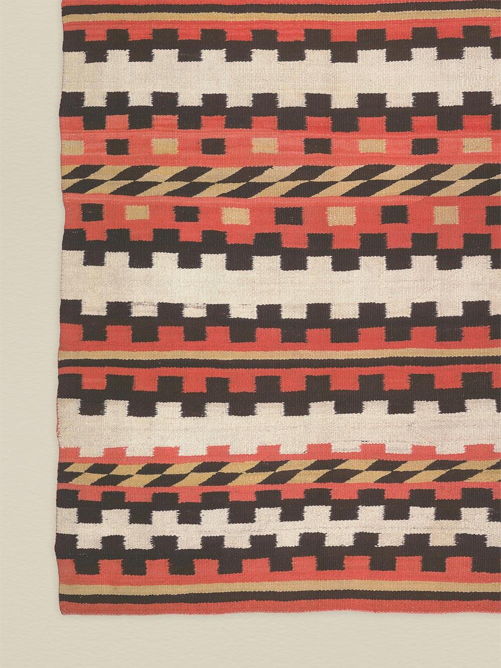 Nahaufnahme des Kunstdrucks der ein textiles Musters zeigt mit feiner Webstruktur, klarer geometrischer Formen und warmen Naturfarben in Rot, Schwarz und Beige. Die Detailansicht vermittelt die haptische Wirkung des Kunstdrucks und unterstreicht seinen handwerklichen Charakter.