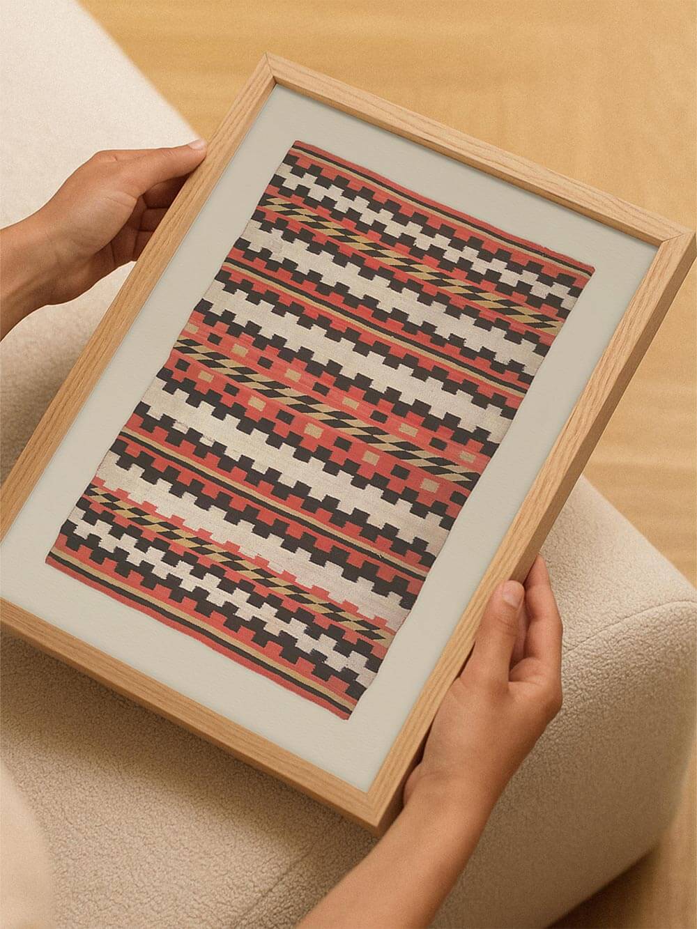 Gerahmter Kunstdruck wird von Händen gehalten und zeigt Größe, Proportion und natürliche Holzrahmung im direkten Vergleich. Das Bild hilft bei der Einschätzung des Wandbildformats und der Wirkung als Poster für Wohn- oder Schlafräume.