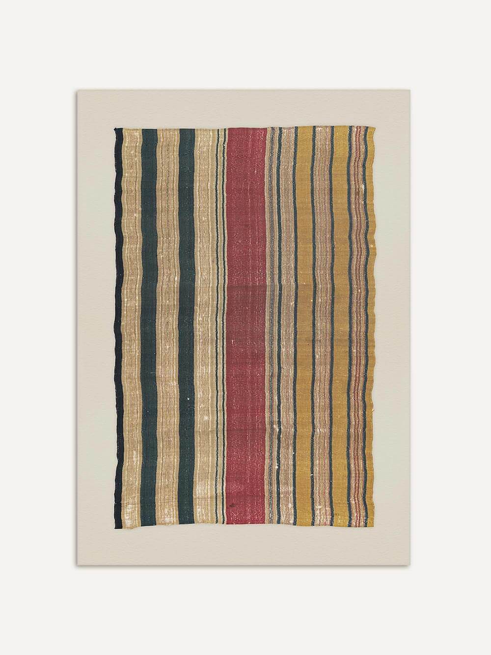 Kunstdruck eines antiken Textils mit unregelmäßigen vertikalen Streifen in Blau, Rot, Beige und Ocker auf hellem Hintergrund. Das Motiv betont Materialität und Handwerkscharakter und eignet sich als ruhiges, grafisches Wandbild.