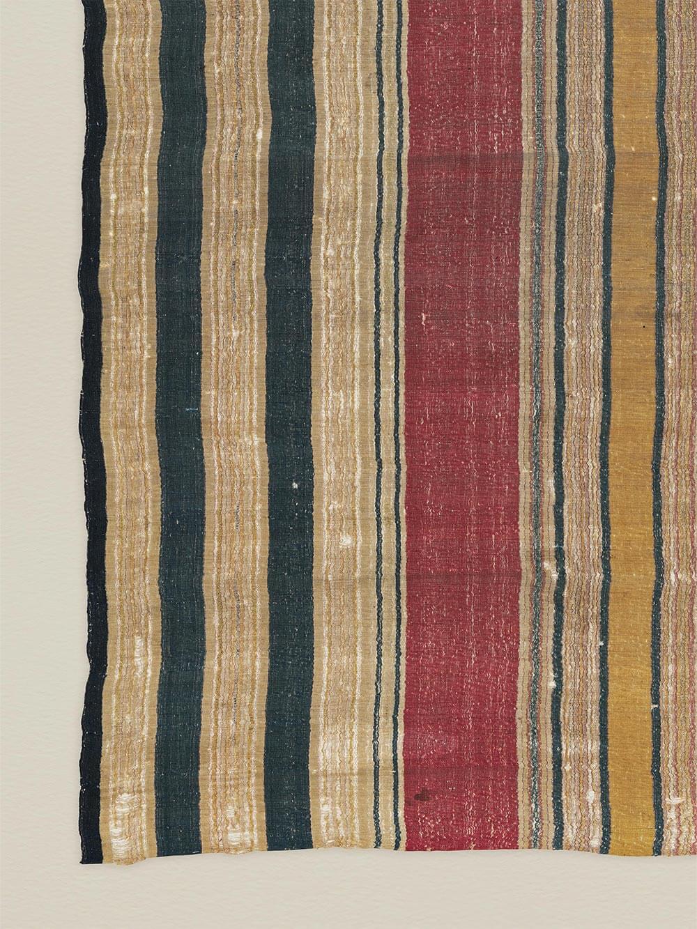 Nahaufnahme des gewebten Textilmotivs mit feinen Fasern, natürlichen Farbvariationen und leicht unregelmäßigen Kanten. Die Detailansicht zeigt die textile Oberfläche und unterstreicht den authentischen Charakter des Kunstdrucks.