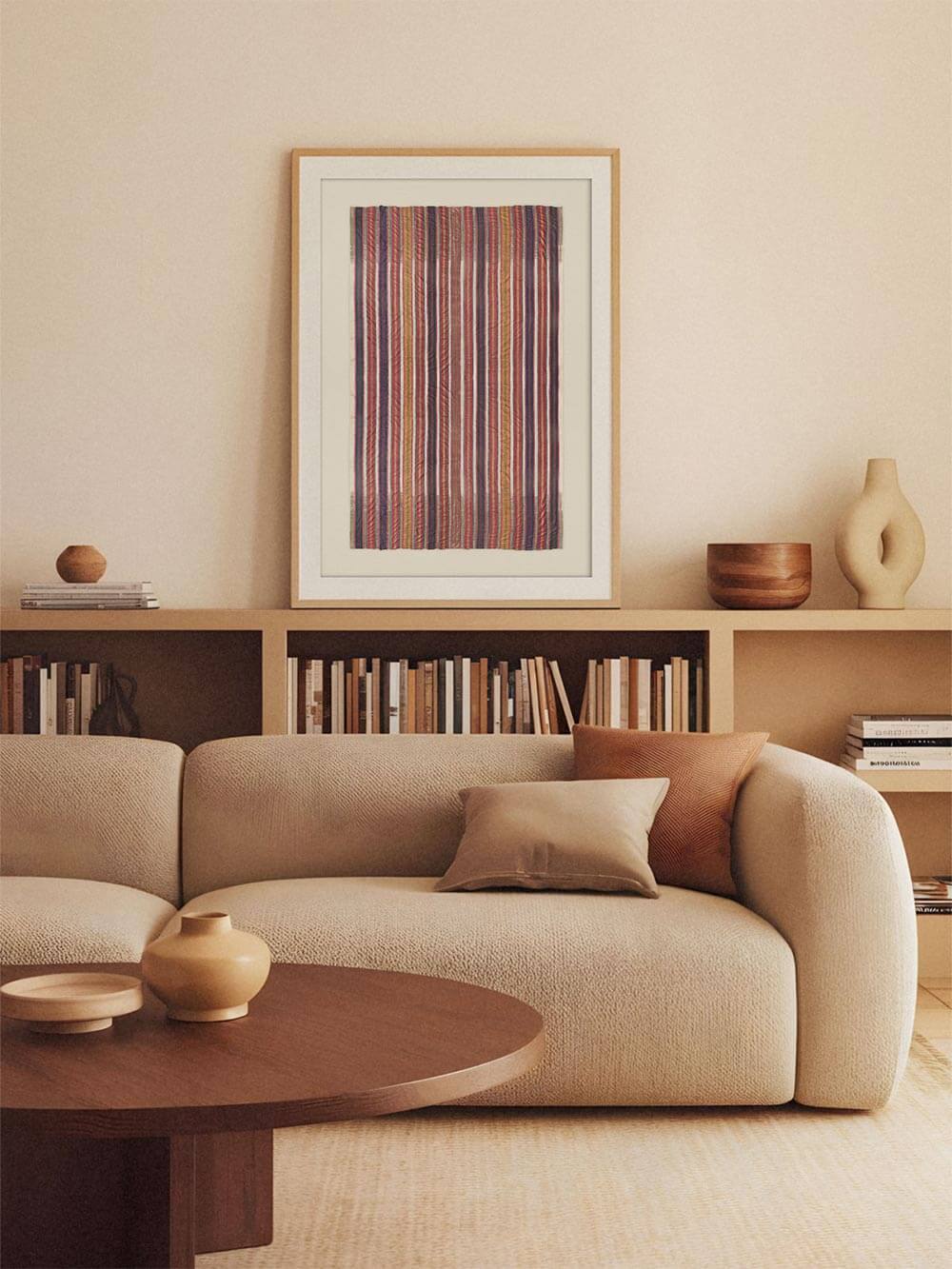 Gerahmter Textil-Kunstdruck mit feinen Längsstreifen hängt über einem hellen Sofa in einem warmen, minimalistischen Wohnzimmer. Die ruhige Farbpalette unterstützt einen modernen Boho-Stil und wirkt harmonisch als Wandbild in einer stilvollen Wohnumgebung.