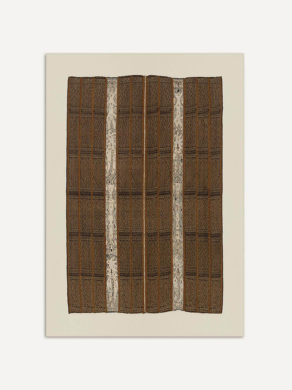 Zentriert dargestellter Kunstdruck eines antiken Textils mit braunen Grundtönen, schmalen Streifen und ornamentalen Details auf hellem Hintergrund. Das Wandbild betont Materialität und Rhythmus und eignet sich als ruhiger Akzent für minimalistische oder natürliche Räume.