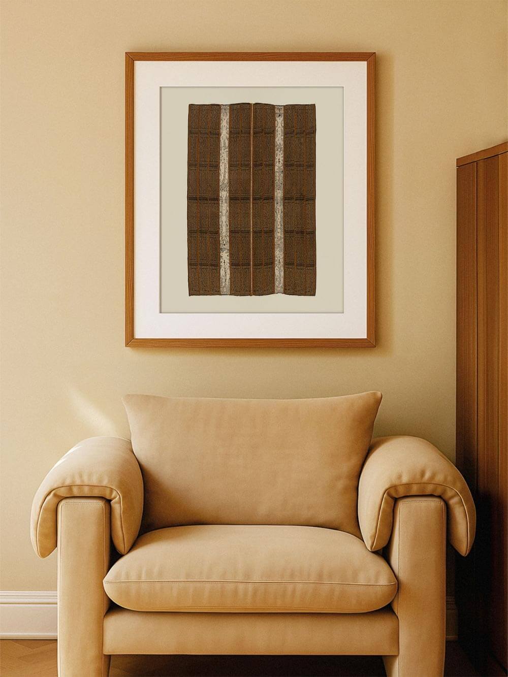 Gerahmter Kunstdruck eines historischen Textils mit dunklem Braunton und feinen vertikalen Mustern hängt über einem gepolsterten Sessel an warmer Wand. Das Wandbild wirkt ruhig und erdig und passt zu natürlicher Wohnkultur, Wabi Sabi und zeitloser Inneneinrichtung.