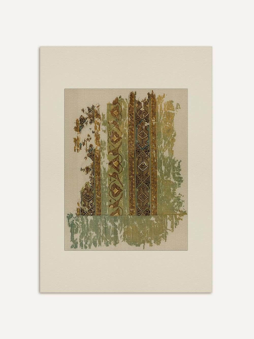 Zentral platzierter Kunstdruck mit abstrakter Textilstruktur auf hellem Hintergrund, der vertikale Bänder, ornamentale Details und eine harmonische Farbpalette aus Grün, Beige und Braun zeigt und sich als zeitloses Wandbild eignet.