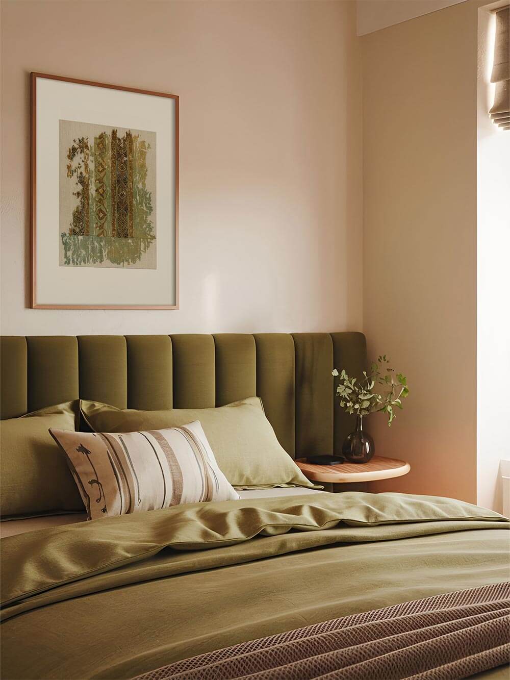 Abstraktes Wandbild mit textiler Anmutung hängt über einem grünen Polsterbett im Schlafzimmer, ergänzt durch natürliche Materialien und sanftes Licht, wodurch der Kunstdruck eine entspannte, erdige Atmosphäre im Raum unterstützt.