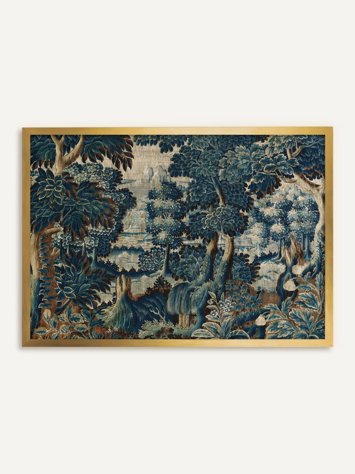 Wandbild, das eine dichte Waldlandschaft im Stil eines alten Wandteppichs mit großblättrigen Bäumen und Pflanzen in tiefem Blau, Petrol und Rostbraun und einem Durchblick auf einen hellen See zeigt. Im goldenen Rahmen wirkt das Bild wie ein antiker Gobelin. #Rahmen_Gold