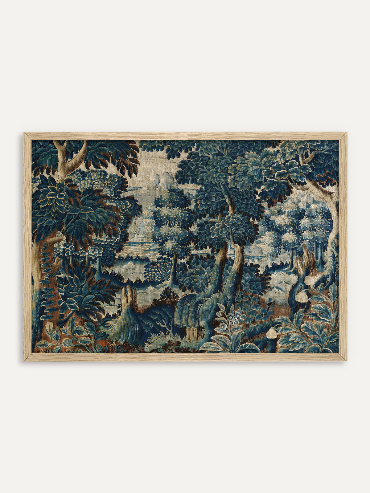 Kunstdruck, der eine dichte Waldlandschaft im Stil eines alten Wandteppichs mit großblättrigen Bäumen und Pflanzen in tiefem Blau, Petrol und Rostbraun und einem Durchblick auf einen hellen See zeigt. Im Rahmen aus hellem Holz wirkt die Vintage-Verdure leichter und luftiger. #Rahmen_Helles Holz