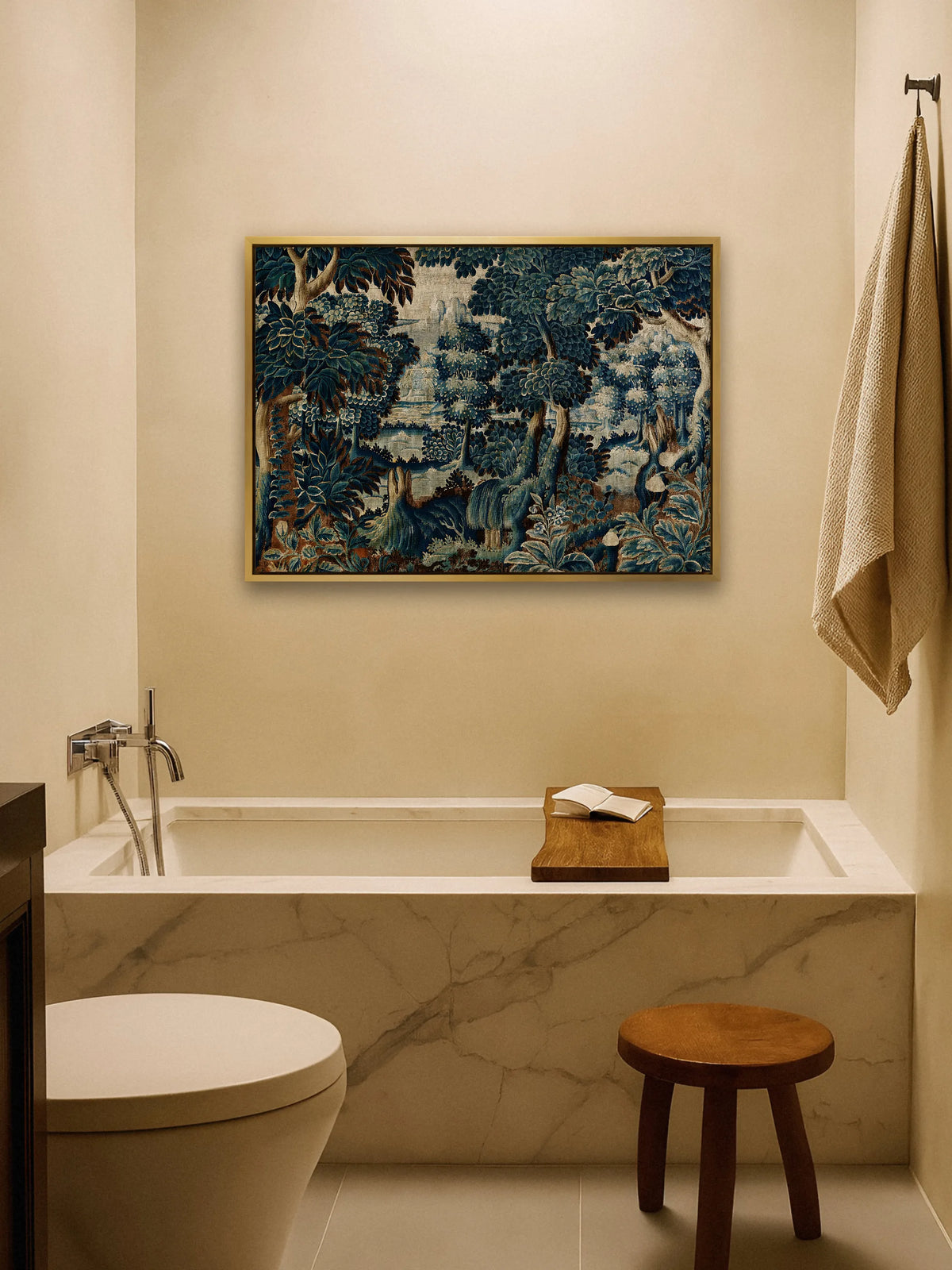 Leinwandbild mit Wald im Wandteppich Stil im goldenen Rahmen im Badezimmer über einer Badewanne aus Marmor mit Holzablage und Hocker