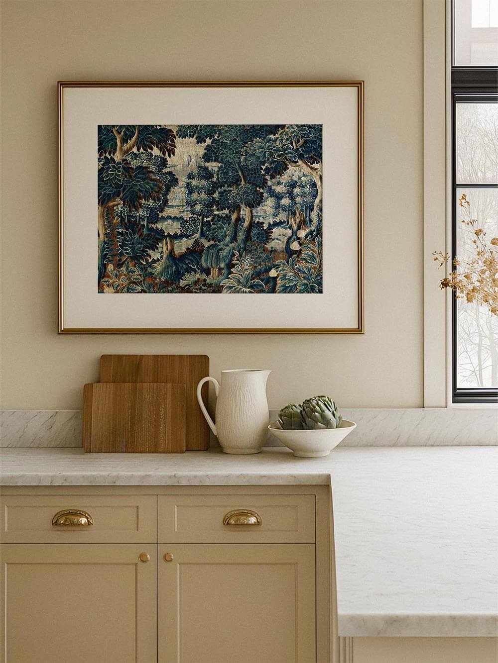 Gerahmter Kunstdruck mit historischer Verdure-Landschaft ist über einer hellen Küchenarbeitsfläche platziert und setzt mit tiefen Blau- und Grüntönen einen edlen Akzent, der traditionelles Wandbild und modernes Interior harmonisch verbindet.