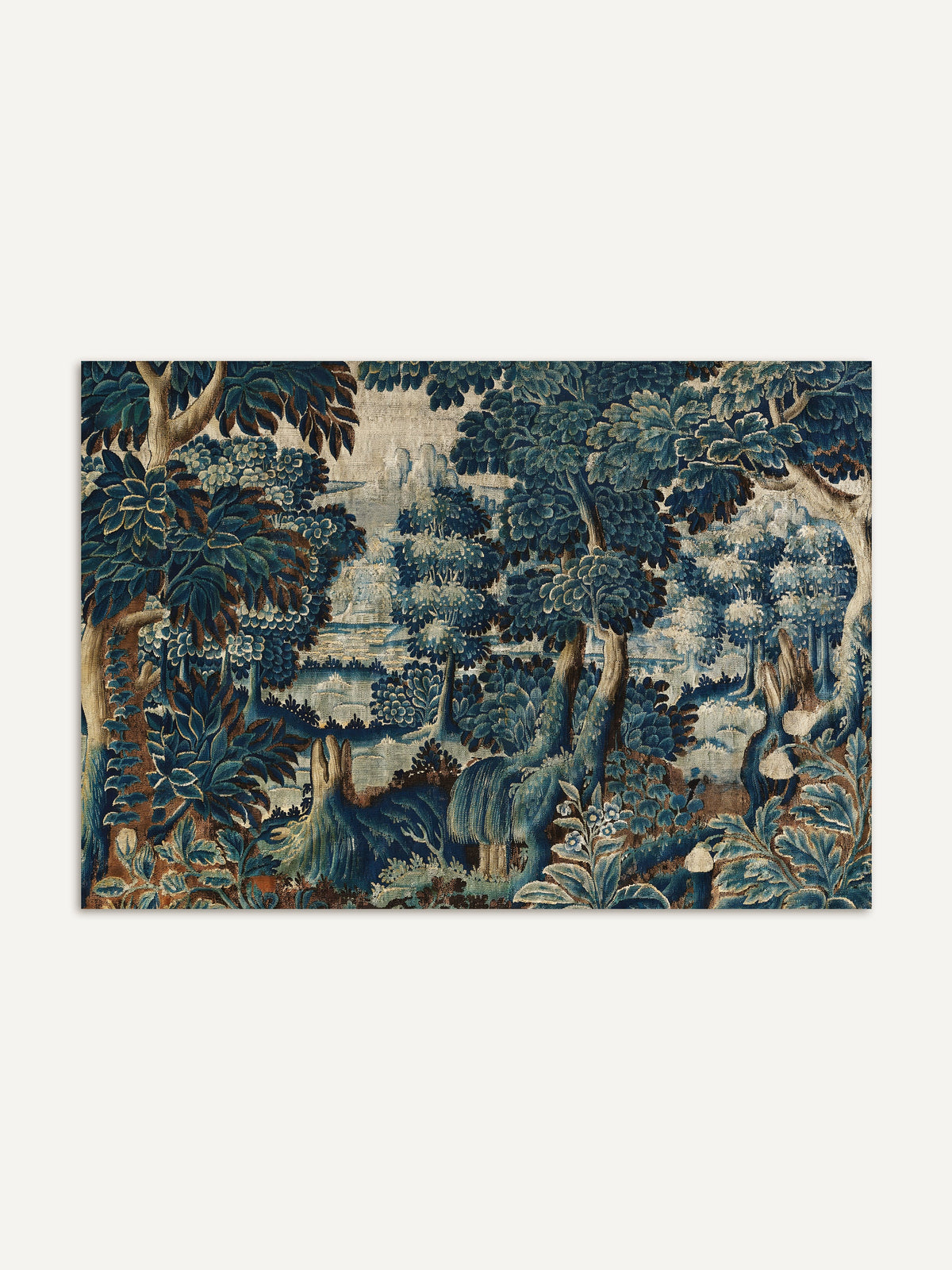 Horizontales Wandbild mit detailreicher Verdure-Landschaft zeigt stilisierte Bäume, Laub und architektonische Elemente in gedämpften Blau-, Grün- und Beigetönen und erinnert an historische Tapisserien als hochwertiger Kunstdruck für die Galerie-Wand. #Rahmen_Ohne Rahmen