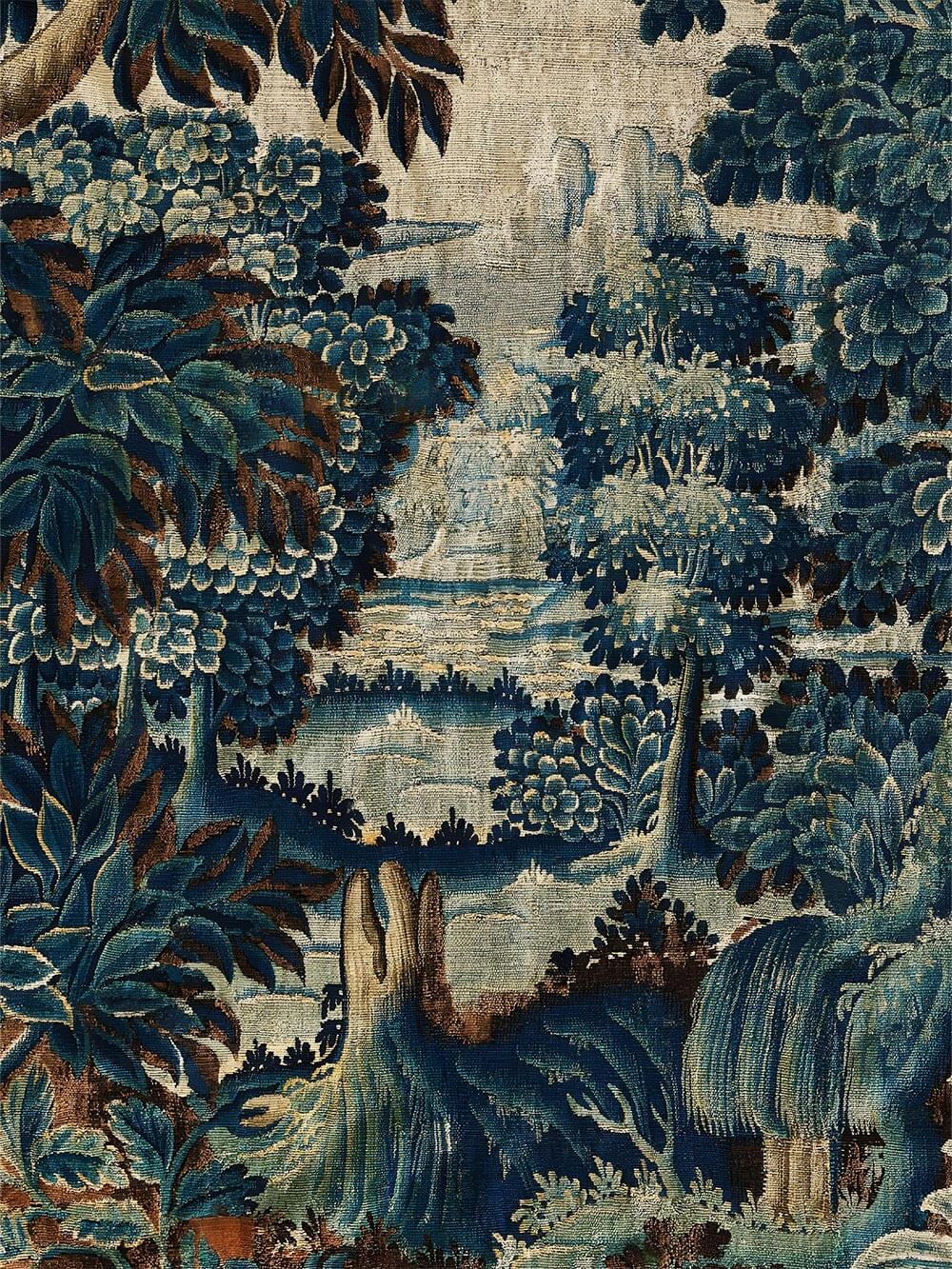 Nahaufnahme der textilen Struktur des Verdure-Motivs mit fein gewebter Optik, sichtbaren Fäden und sanften Farbverläufen in Blau und Grün, die dem Poster eine authentische Tiefe und einen antiken Wandteppich-Charakter verleihen.