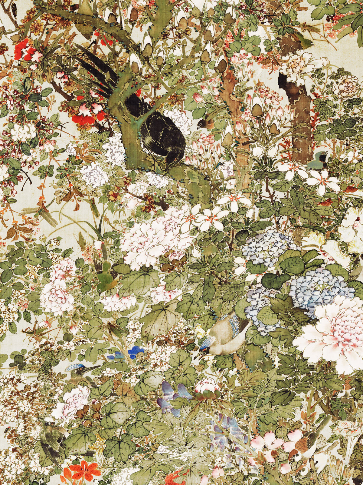 Nahaufnahme des Kunstdrucks mit weißen Pfingstrosen, blauen Hortensien, Knospen und kleinen Vögeln zwischen grünen Blättern. Die feinen Linien und die Struktur des alten Malgrunds sind im Detail gut zu sehen.